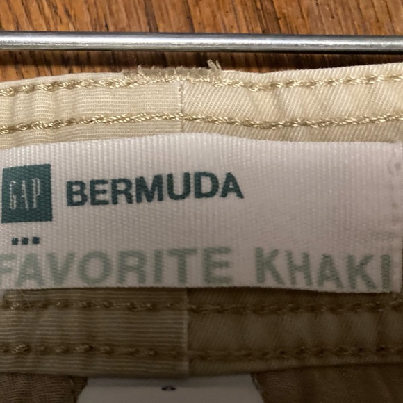 👚(bundle 4 items w/👚for $16)
. Bermuda shorts by GAP - Picture 11 of 11